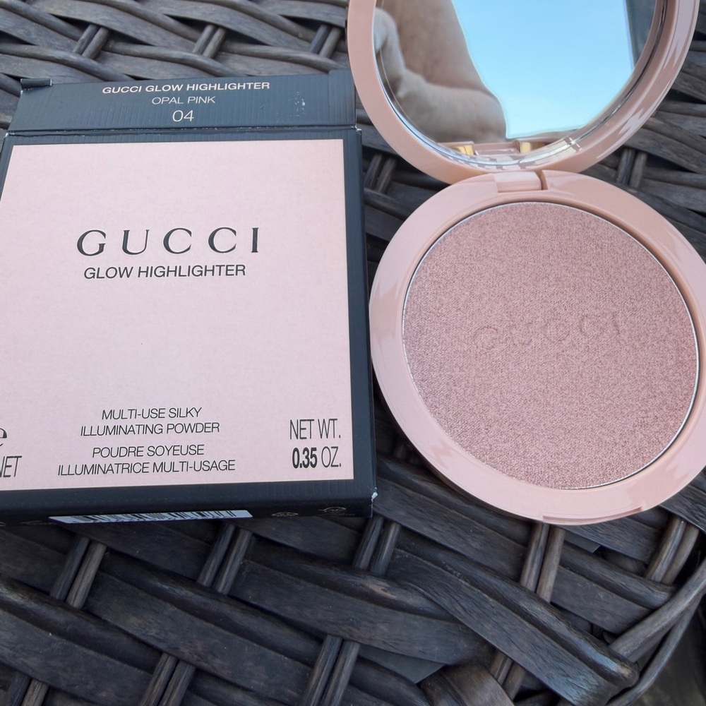 Gucci Glow Highlighter in Opal Pink